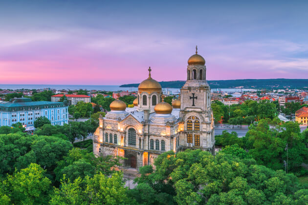 Kathedrale von Varna Bulgarien bei Sonnenuntergang mit Blick auf die Stadt und das Meer. | Gebeco 