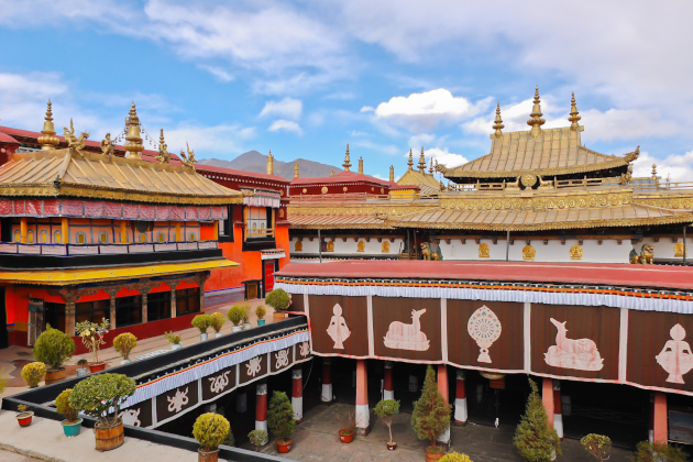 Jokhang-Tempel in Lhasa, Tibet mit goldenen Dächern und farbenprächtiger Fassade