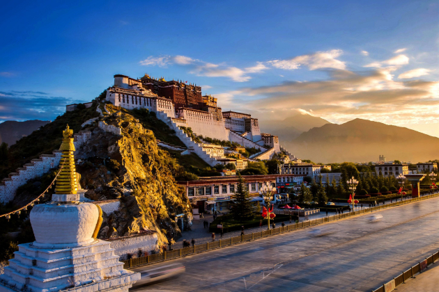 Potala-Palast in Lhasa, Tibet bei Sonnenuntergang mit Bergpanorama