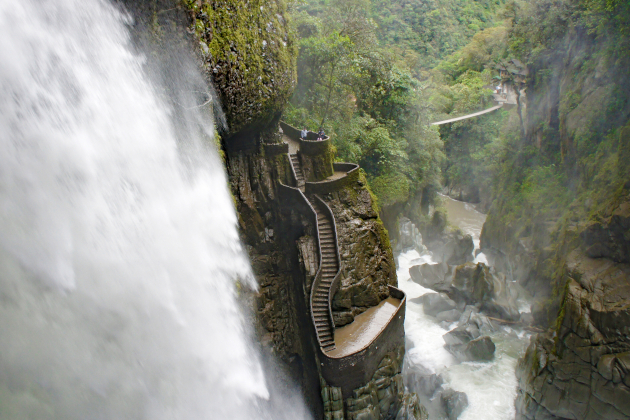 El Pailón del Diablo Wasserfall bei Baños Ecuador mit steilen Felsentreppen und Schlucht
