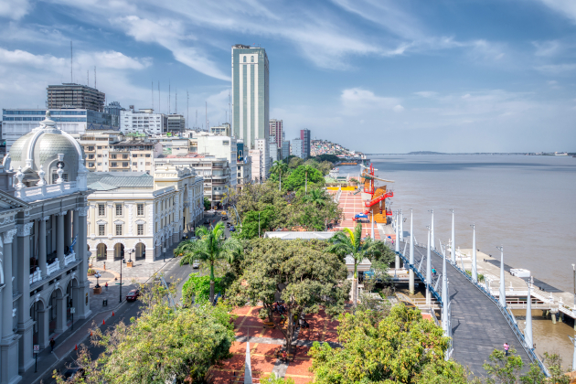 Malecón 2000 Uferpromenade in Guayaquil Ecuador mit Hochhäusern, Fluss und Parkanlagen