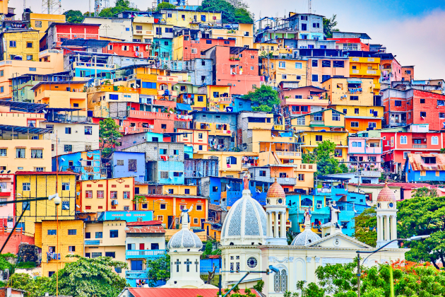 Bunte Häuser von Las Peñas in Guayaquil, Ecuador, mit der weißen Kirche San José im Vordergrund