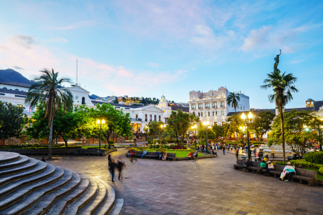 Ecuador Quito – Plaza Grande im historischen Zentrum mit Kolonialarchitektur | Gebeco