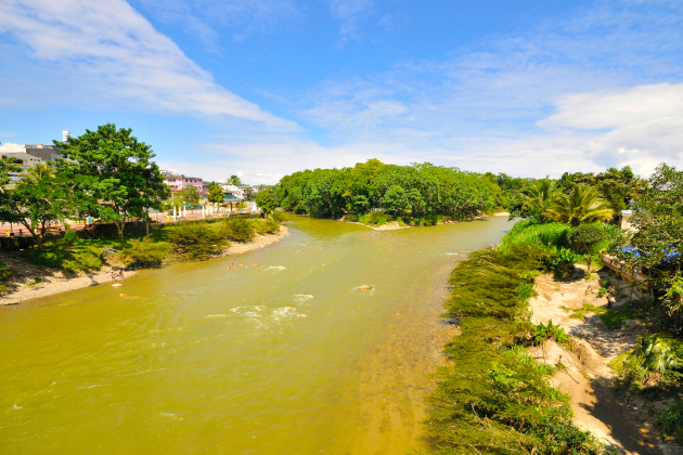 Fluss in Tena, Ecuador, umgeben von grüner Vegetation und sanfter Strömung. | Gebeco