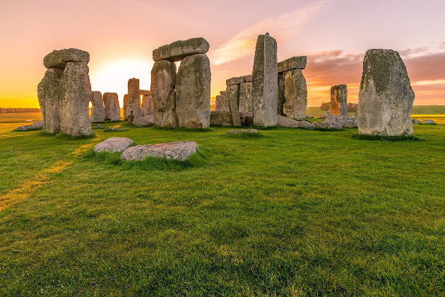 Steinkreis von Stonehenge bei Sonnenuntergang auf einer grünen Wiese in Südengland. | Gebeco
