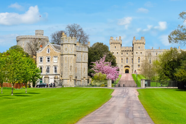 Blick auf Schloss Windsor mit gepflegter Parkanlage und blühenden Bäumen im Frühling. | Gebeco