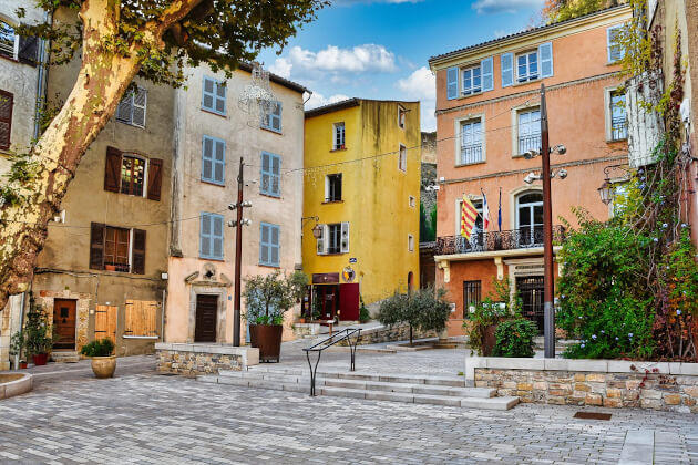 Altstadtplatz von Grasse in der Provence mit bunten Fassaden und mediterranem Flair bei blauem Himmel. | Gebeco