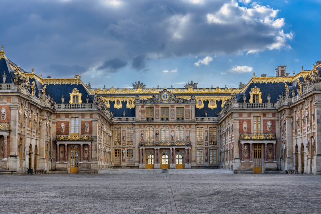 Schloss Versailles in Frankreich – prunkvolle Fassade mit goldenen Verzierungen