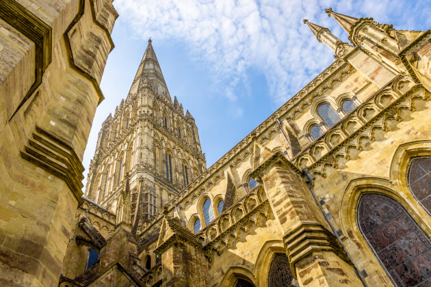 Gotischer Turm der Kathedrale von Salisbury mit eindrucksvoller Fassade bei sonnigem Himmel. | Gebeco