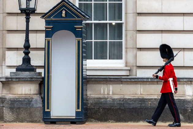 Wachwechsel am Buckingham Palace in London mit Gardesoldat in roter Uniform und Bärenfellmütze. | Gebeco