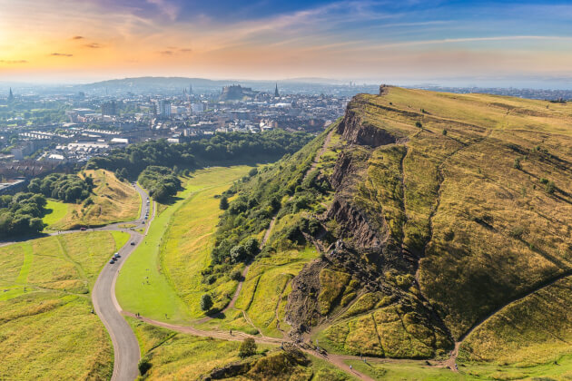 Aussicht vom Arthur’s Seat auf die Stadt Edinburgh mit dramatischem Felsplateau und Weitblick. | Gebeco