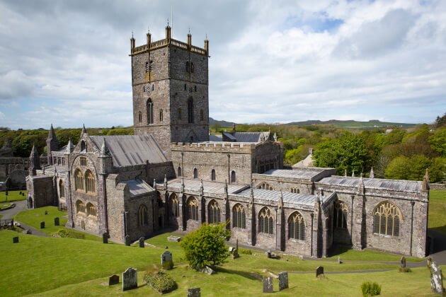 Historische St. Davids Kathedrale in Wales, eingebettet in grüne Landschaft. | Gebeco
