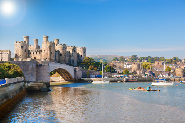 Panoramablick auf die mittelalterliche Burg Conwy in Wales mit Brücke und Hafen im Vordergrund. | Gebeco