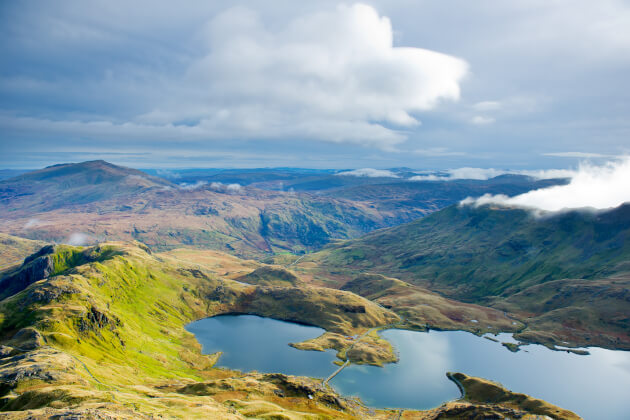 Atemberaubender Blick auf die Berglandschaft des Eryri Nationalparks (Snowdonia) in Wales mit Seen, Hügeln und Wolkenformationen. | Gebeco