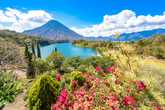 Guatemala Atitlán-See – Vulkanlandschaft und bunte Pflanzen am Ufer | Gebeco