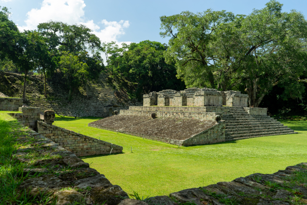 Maya-Ruinen von Copán in Honduras mit Tempelstrukturen und grüner Umgebung