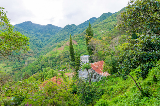 San Juancito im La Tigra Nationalpark Honduras mit historischen Gebäuden inmitten grüner Berge