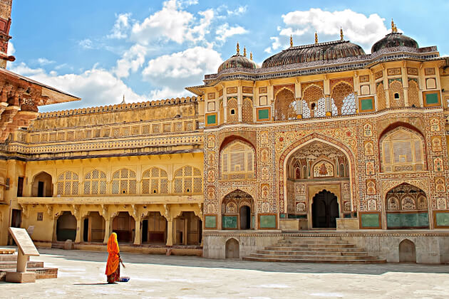 Blick auf den kunstvollen Hof des Amber Forts in Jaipur | Gebeco
