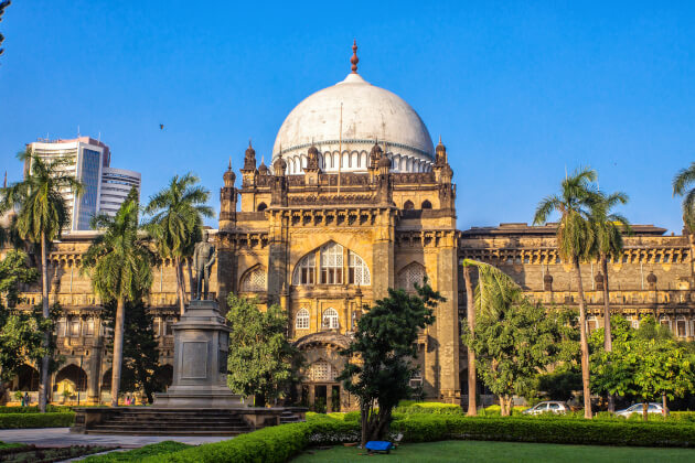 Historisches Museum in Mumbai mit großer weißer Kuppel, umgeben von Palmen und grüner Gartenanlage. | Gebeco