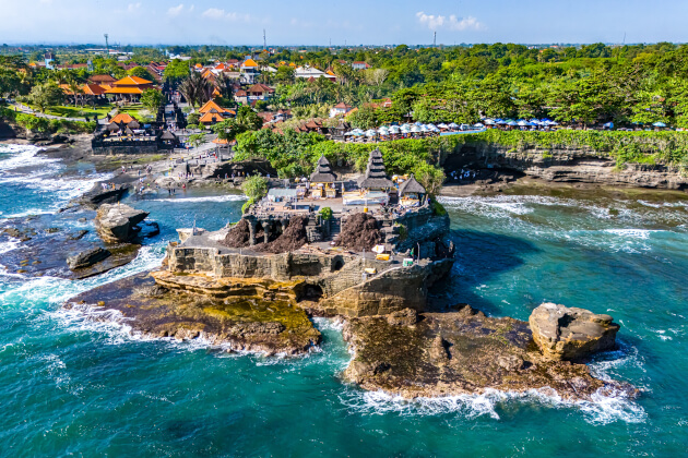 Tempelanlage Tanah Lot auf einem Felsen im Meer vor der Küste Balis, Indonesien. | Gebeco