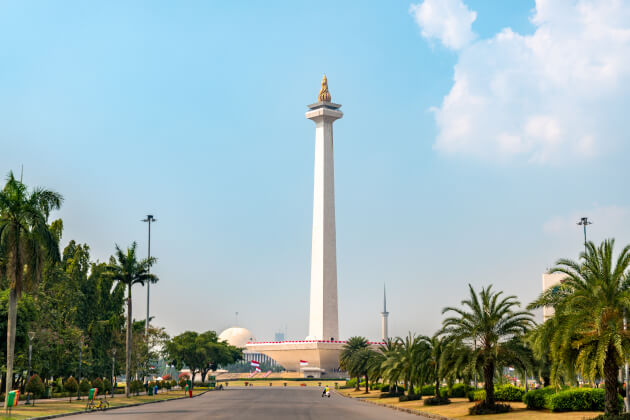 Das 132 Meter hohe Nationalmonument Monas mit goldener Flamme in Jakarta vor blauem Himmel. | Gebeco