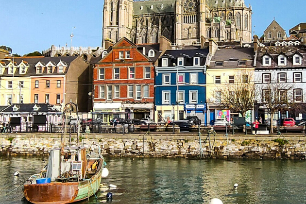 Blick auf den Hafen von Cobh mit bunten Häusern und der imposanten St. Colman’s Cathedral. | Gebeco