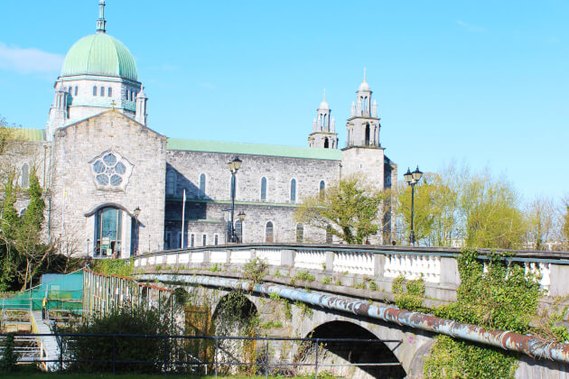 Galway Cathedral mit Brücke im Vordergrund an einem sonnigen Tag in Irland. | Gebeco
