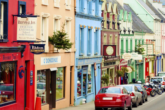 Bunte Häuserfassaden und kleine Geschäfte in der Stadt Kenmare, Irland. | Gebeco