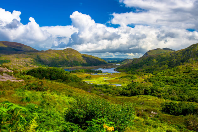 Panoramablick auf den Killarney Nationalpark am Ring of Kerry mit Bergen, Seen und grüner Landschaft. | Gebeco
