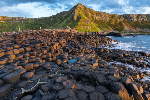 Giant’s Causeway in Nordirland – einzigartige Basaltsäulen am Meer