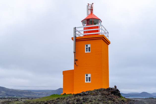Orangefarbener Leuchtturm auf der Halbinsel Reykjanes in Island. | Gebeco