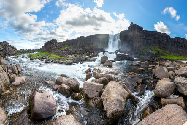Öxarárfoss-Wasserfall im Þingvellir-Nationalpark, Island – tosendes Wasser vor basaltgrauen Felswänden. | Gebeco