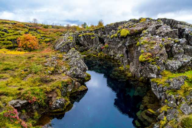 Þingvellir Nationalpark Island – vulkanische Felsenlandschaft mit glasklarem Wasser