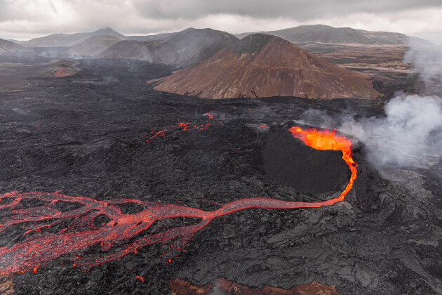 Vulkanausbruch bei Grindavík Island mit glühender Lava und Aschewolken. | Gebeco