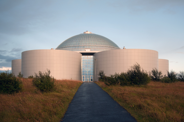 Perlan Museum in Reykjavík Island – modernes Gebäude mit Glaskuppel
