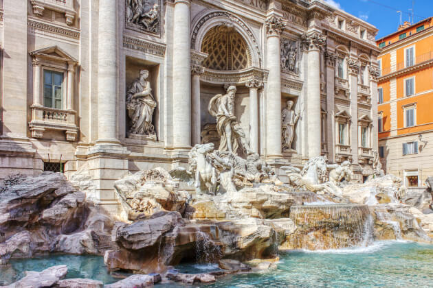 Trevi-Brunnen in Rom Italien – barockes Meisterwerk mit Skulpturen und Wasserbecken