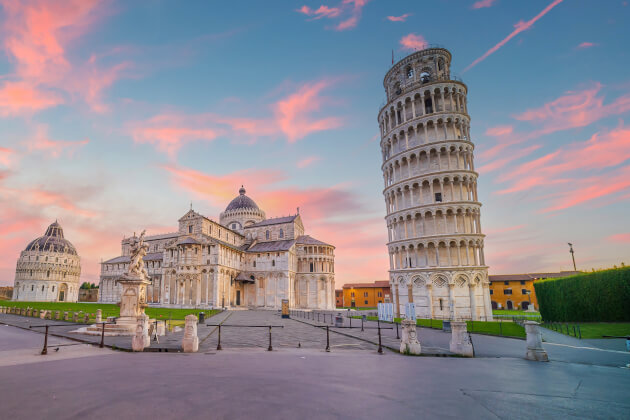 Schiefer Turm von Pisa in der Toskana Italien bei Sonnenuntergang
