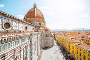 Florenz Altstadt mit dem beeindruckenden Dom Santa Maria del Fiore und belebtem Platz bei Tageslicht. | Gebeco