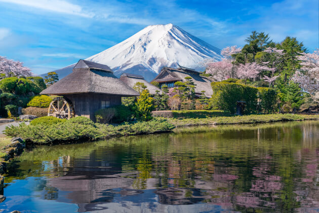 Traditionelles japanisches Dorf mit Blick auf den schneebedeckten Fuji. | Gebeco