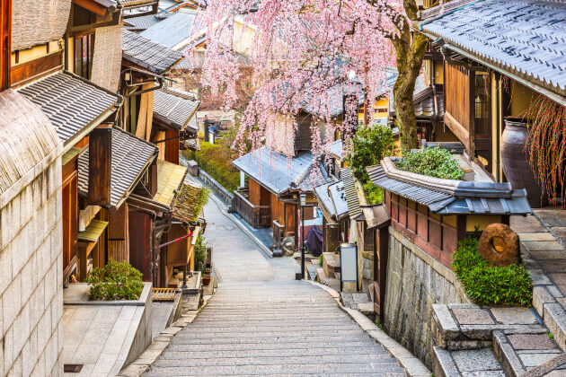 Traditionelle Gassen im Gion-Viertel von Kyoto mit Kirschblüten im Frühling. | Gebeco