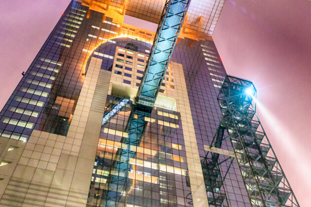 Das moderne Umeda Sky Building in Osaka bei Nacht mit beleuchtetem Skywalk. | Gebeco