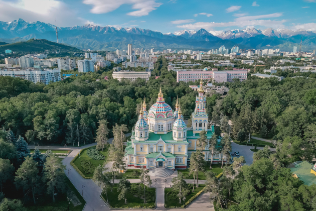 Zenkov-Kathedrale in Almaty Kasachstan im Panfilov-Park mit Blick auf Stadt und Tian-Shan-Gebirge