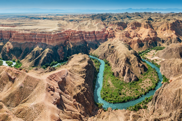 Charyn Canyon in Kasachstan mit Fluss, roten Felsformationen und Wüstenlandschaft