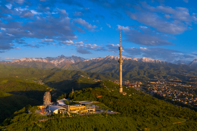 Kok-Tobe-Hügel in Almaty Kasachstan mit Fernsehturm, Freizeitpark und Blick auf das Tian-Shan-Gebirge