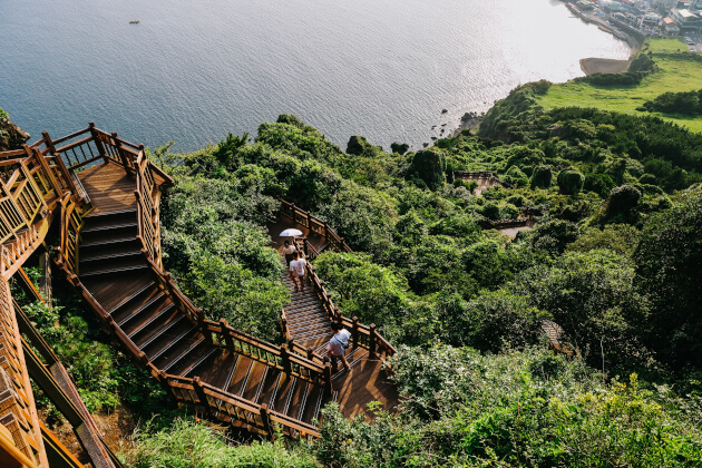 Treppenweg zum Seongsan Ilchulbong auf Jeju Insel Südkorea. | Gebeco