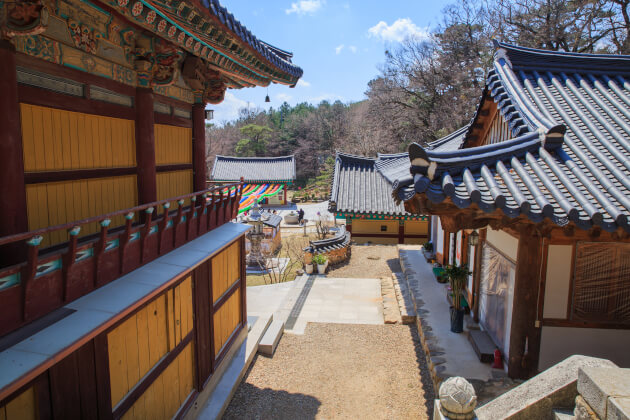 Traditioneller Donghwasa Tempel in Daegu Südkorea. | Gebeco