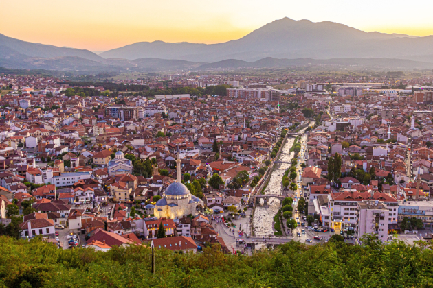 Kosovo Prizren Altstadt mit Moschee, Fluss und Bergpanorama bei Sonnenuntergang | Gebeco