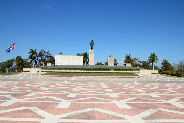Mausoleum von Che Guevara in Santa Clara, Kuba mit Statue, kubanischer Flagge und weitem Platz unter blauem Himmel
