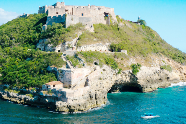 Castillo del Morro in Santiago de Cuba auf Felsen über dem Meer mit Festungsmauern und Blick auf die Küste