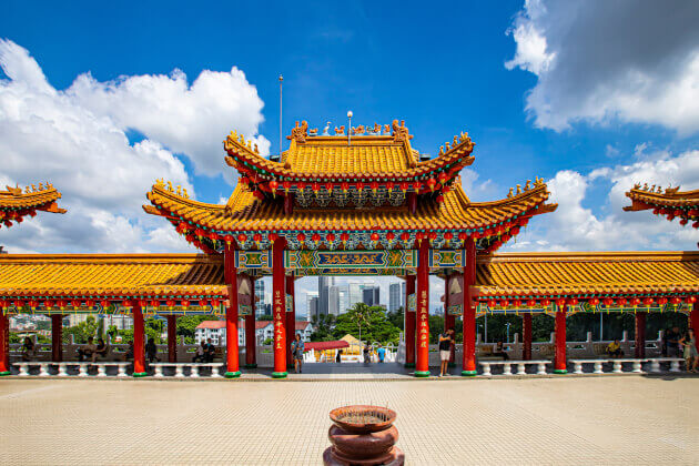Der farbenfrohe Thean-Hou-Tempel in Kuala Lumpur ist mit roten Laternen dekoriert und bietet einen Ausblick auf die Skyline der Stadt. | Gebeco